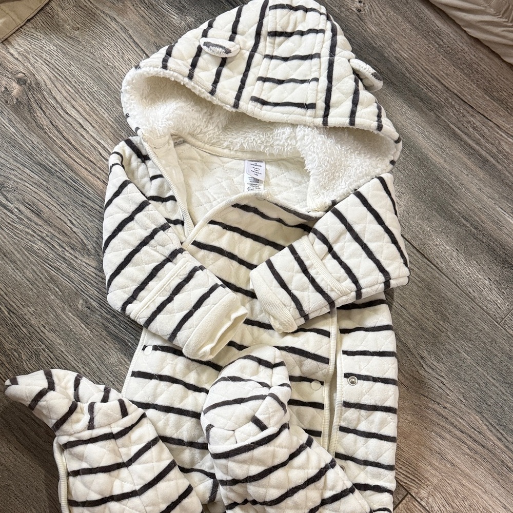 Nordstrom Cream and Black Striped Kids Footie